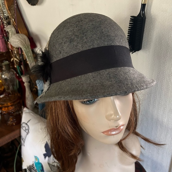 Elegant Gray Hat with Feather Accent - Picture 2 of 9